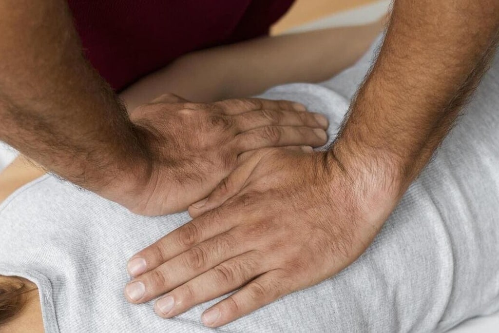 osteopatía paciente recibiendo masaje de tratamiento